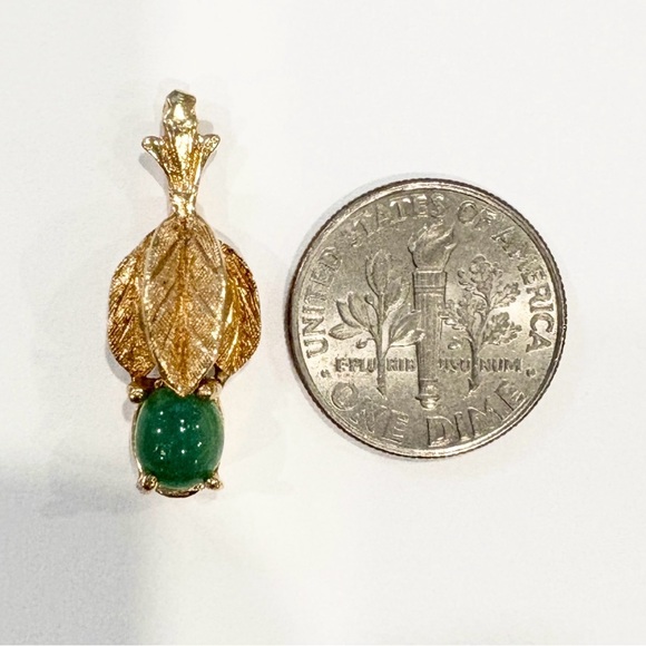 Vintage 14K Gold Jade Pendant: Artisan Leaf Design - Picture 9 of 10